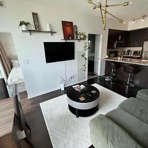 Apartment 2-bdrm And 1 Den 3 Bed With 2 Bath - Walking Distance To Scotiabank Arena, Cn Tower, Union Station, Ripleys With Free Parking, Toronto